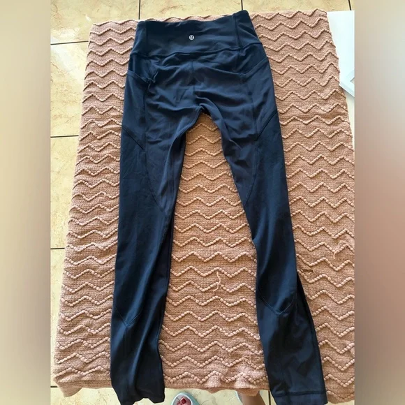 Lulu lemon High-Rise Black Women's Performance Leggings with pockets - Picture 6 of 8